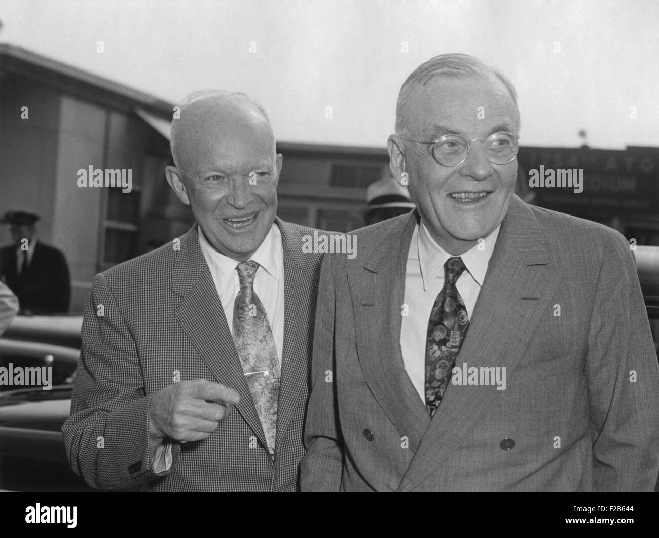 Präsident Eisenhower mit Außenminister John Foster Dulles Flughafen Washington. Der Präsident war Dulles für Europa-Reise zu sehen, aus. 25. Juli 1958. -(BSLOC 2014 16 138) Stockfoto