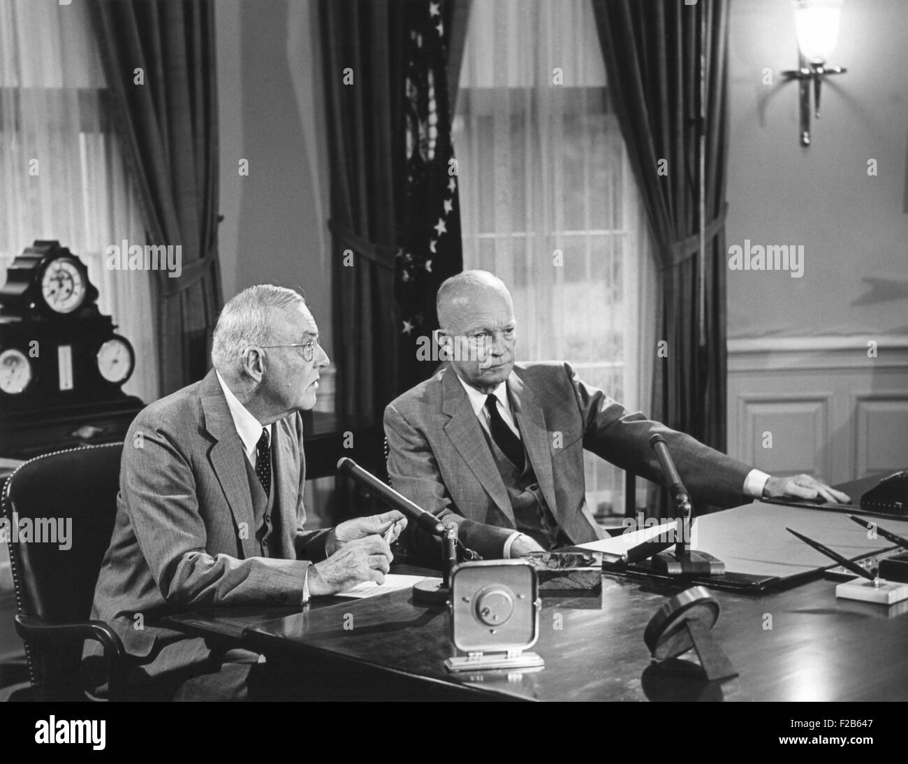 Präsident Eisenhower eingeführt Sek. der Staat John Foster Dulles, der Suez-Krise diskutiert. Fernsehen und Rundfunk Stockfoto