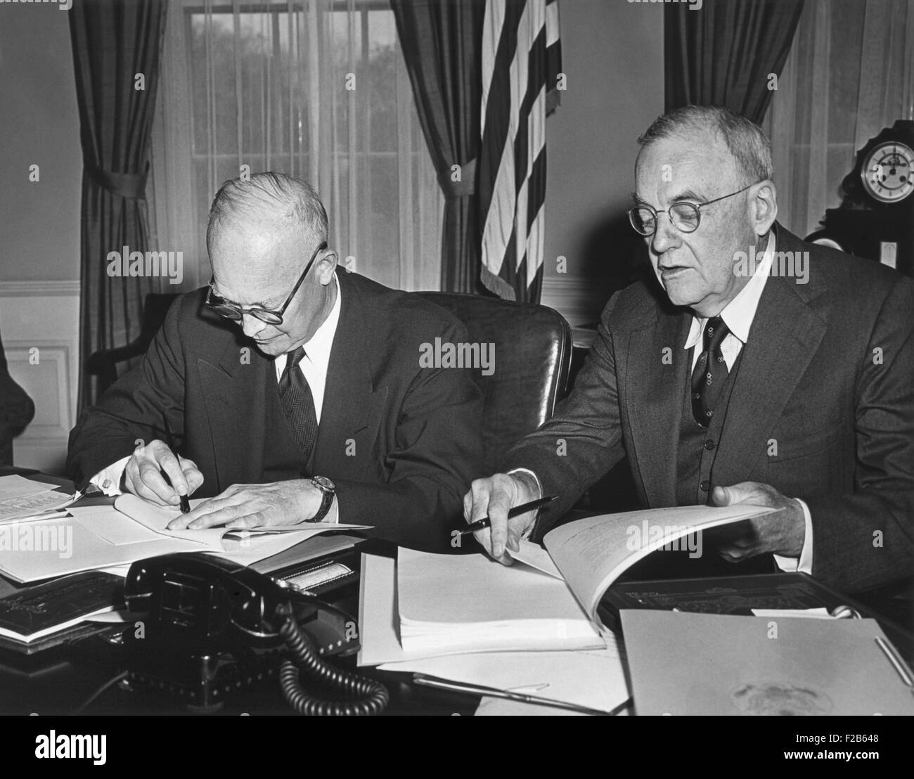 Präsident Eisenhower und John Foster Dulles Unterzeichnung Proklamationen der Ratifizierung in Bezug auf Deutschland. 7. April 1955. -(BSLOC 2014 16 134) Stockfoto