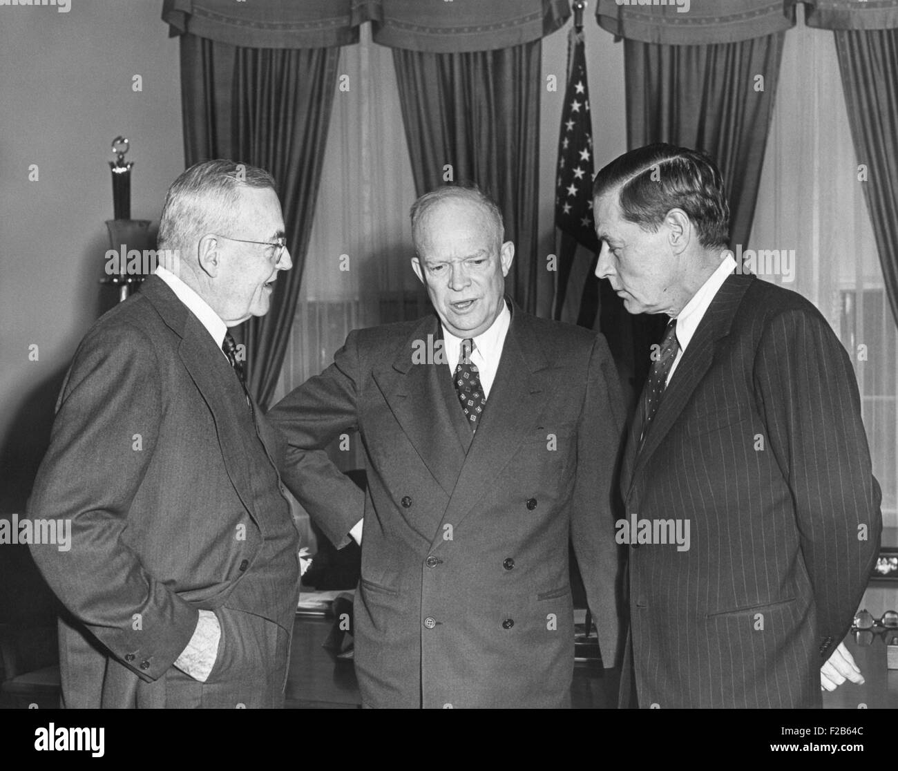 Präsident Eisenhower im Gespräch mit Sek. stand John Foster Dulles, Charles Bohlen. Bolan (rechts) war Botschafter in UdSSR zu benennen. 2. April 1953. -(BSLOC 2014 16 132) Stockfoto