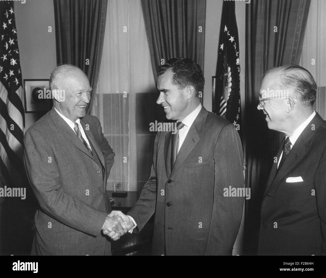 Präsident Eisenhower Nixons Hand zu schütteln, nach seiner Rückkehr aus der UdSSR. Begleitet wurde er von dem Bruder des Präsidenten, Milton (rechts). 5. August 1959. -(BSLOC 2014 16 129) Stockfoto