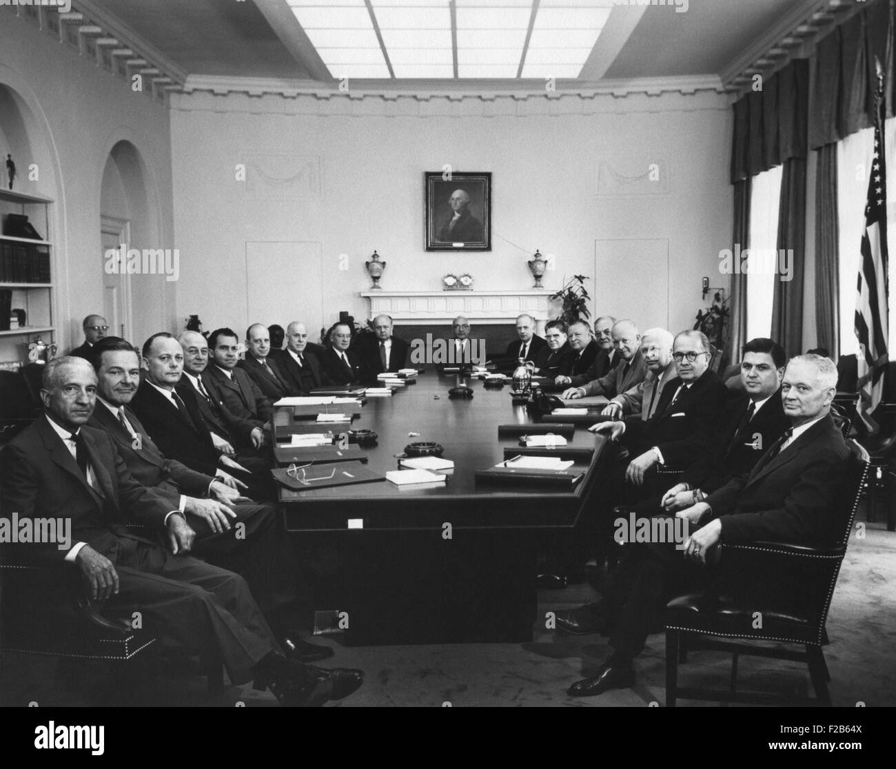 Eisenhowers zweite Amtszeit am 1. Mai 1957 Kabinett. L-r: Generalmajor Wilton Personen, Aide; UNO-Botschafter Henry Cabot Lodge; Fred Seaton, Interieur; Sinclair Wochen, Commerce; VP Richard Nixon; Herbert Brownell, Atty schreiben Gen.; George Humphrey, Schatzkammer; Marion Folsom, HEW; keine ID; keine ID; keine ID; James Mitchell, Arbeit; Arthur Summerfield, Postmaster; John Foster Dulles, Zustand; Präsident Eisenhower; Charles Wilson, Verteidigung; Ezra Taft Benson, Landwirtschaft; Keine ID, Sherman Adams, Chef des Stabes. -(BSLOC 2014 16 121) Stockfoto