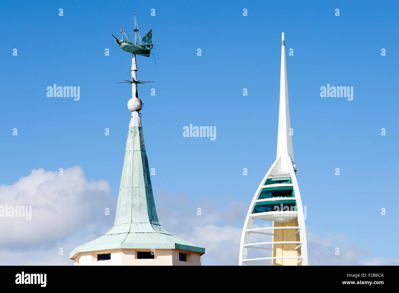 Galeone auf Haus Dach Turmspitze an Strandpromenade mit Spinnaker Tower im Hintergrund bei alten Portsmouth England uk Stockfoto