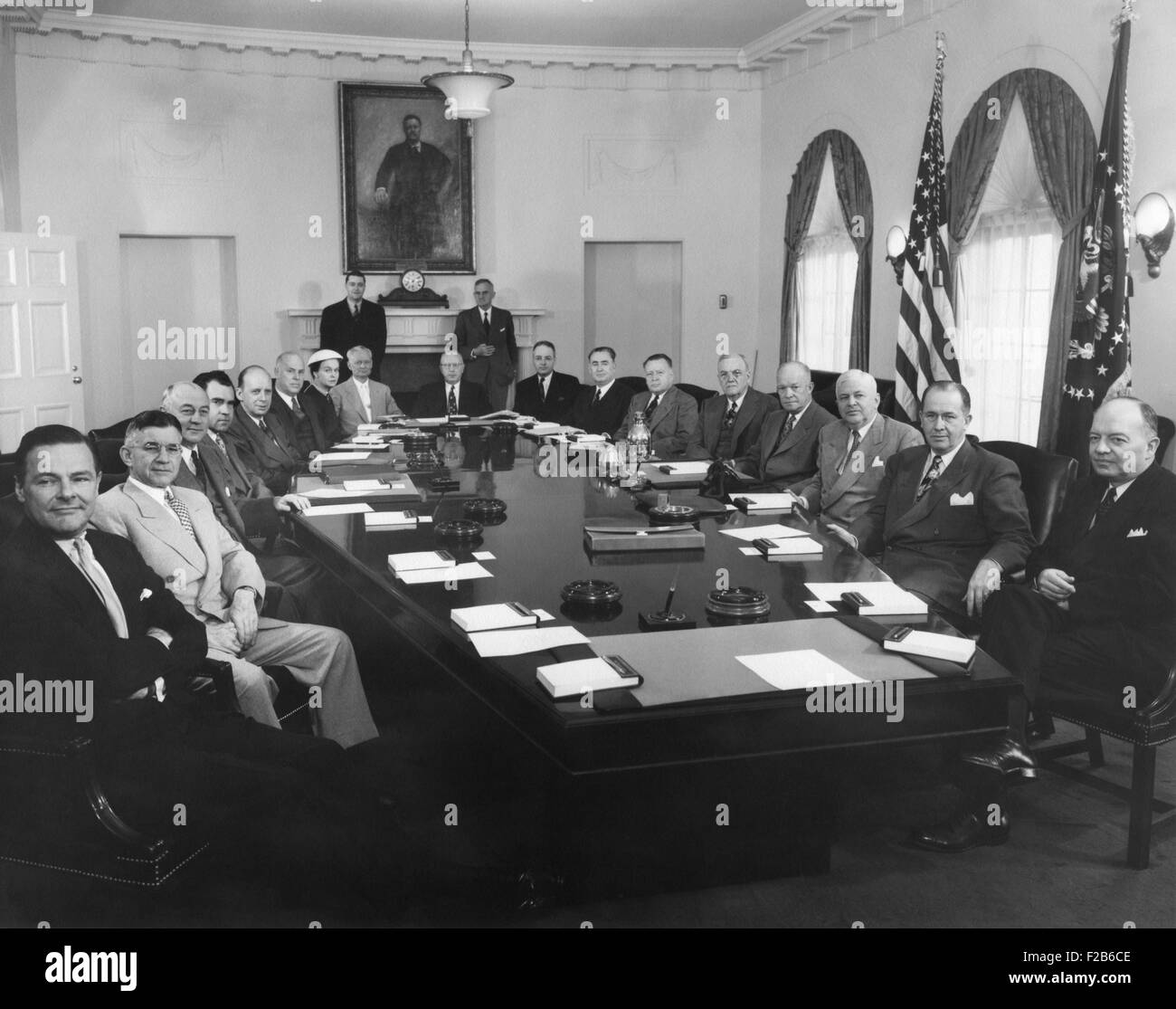 Präsident Eisenhower Kabinett, 8. Mai 1953. Sitzend, L-r: Henry Cabot Lodge, UN-Botschafter; Douglas McKay, Interieur; Sinclair Wochen, Commerce; VP Richard Nixon; Herbert Brownell, Atty schreiben Gen.; George Humphrey, Schatzkammer; Oveta Culp Hobby, HEW, Sherman Adams, Chef des Stabes; keine ID; keine ID; Martin Durkin, Arbeit; Arthur Summerfield, Postmaster; John Foster Dulles, Zustand; Präsident Eisenhower; Charles Wilson, Verteidigung; Ezra Taft Benson, Landwirtschaft; Harold Stassen, Mutual Security Administrator. -(BSLOC 2014 16 114) Stockfoto