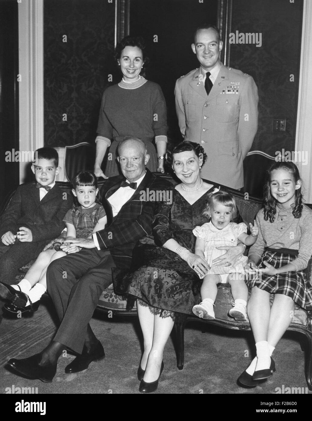 Weihnachten-Porträt des Präsidenten Dwight und Mamie Eisenhower mit ihren vier Enkelkindern. Sitzende L-r: David, Susan, Präsident und erste Dame, viele Jean und Barbara Ann stehend, L-r: Barbara und John Eisenhower. -(BSLOC 2014 16 104) Stockfoto