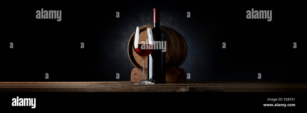 Komposition mit Wein auf einem schwarzen Hintergrund Stockfoto