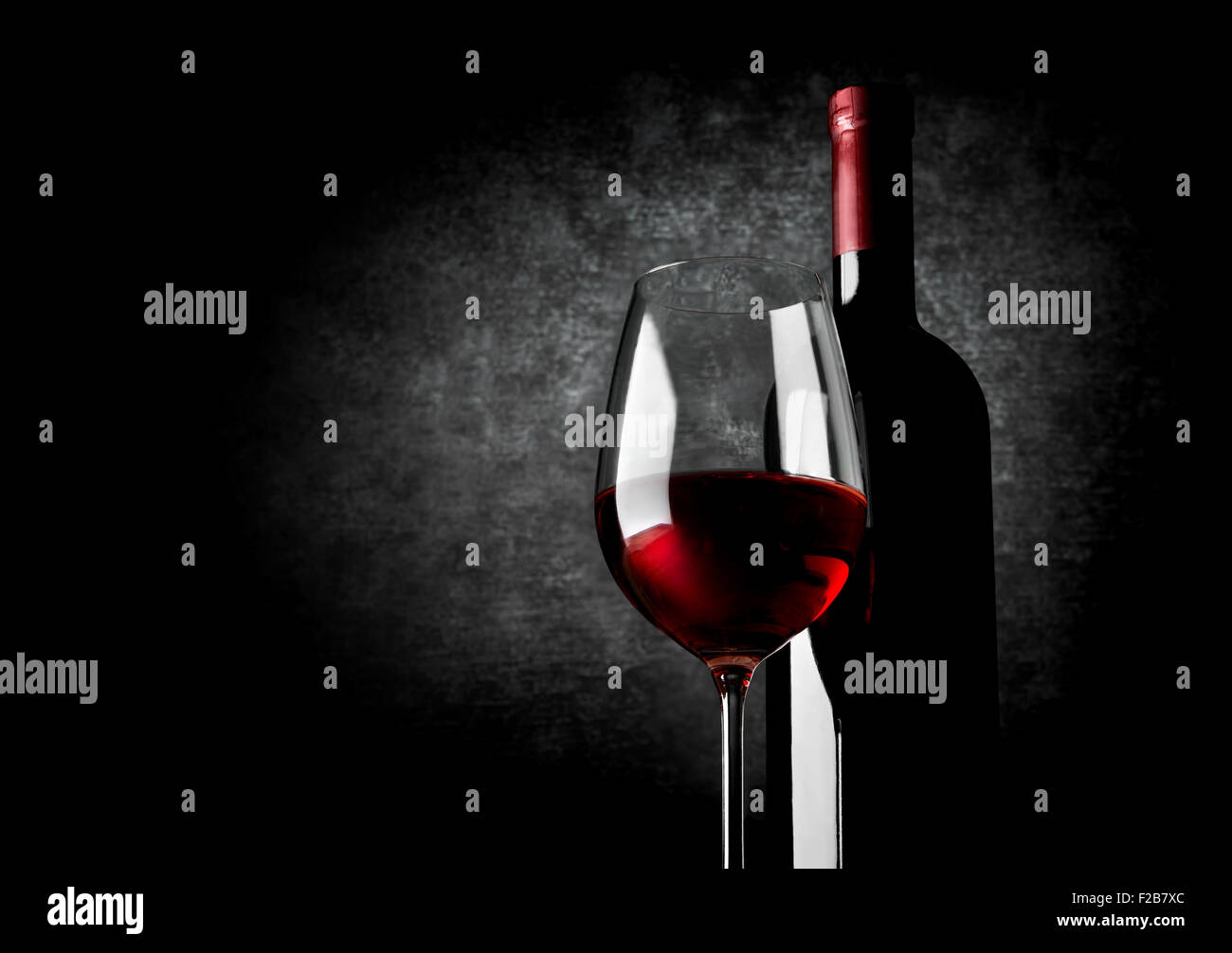 Weinglas Rotwein auf schwarzem Hintergrund Stockfoto