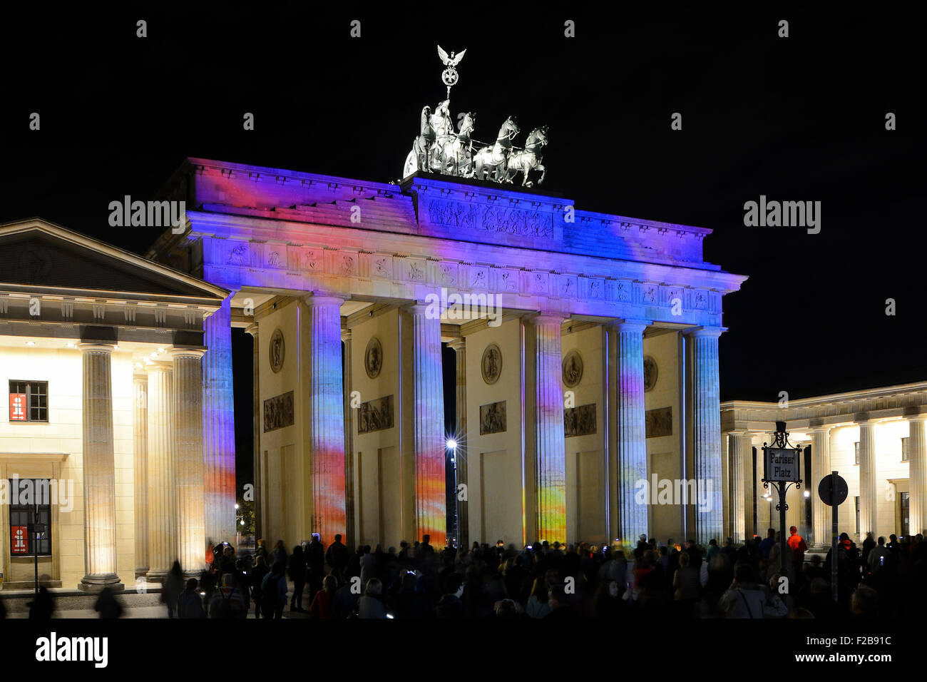 Bunt beleuchtete Brandenburger Tor in der Abenddämmerung während des Festival of Lights, Mitte, Berlin, Berlin, Deutschland, Europa Stockfoto