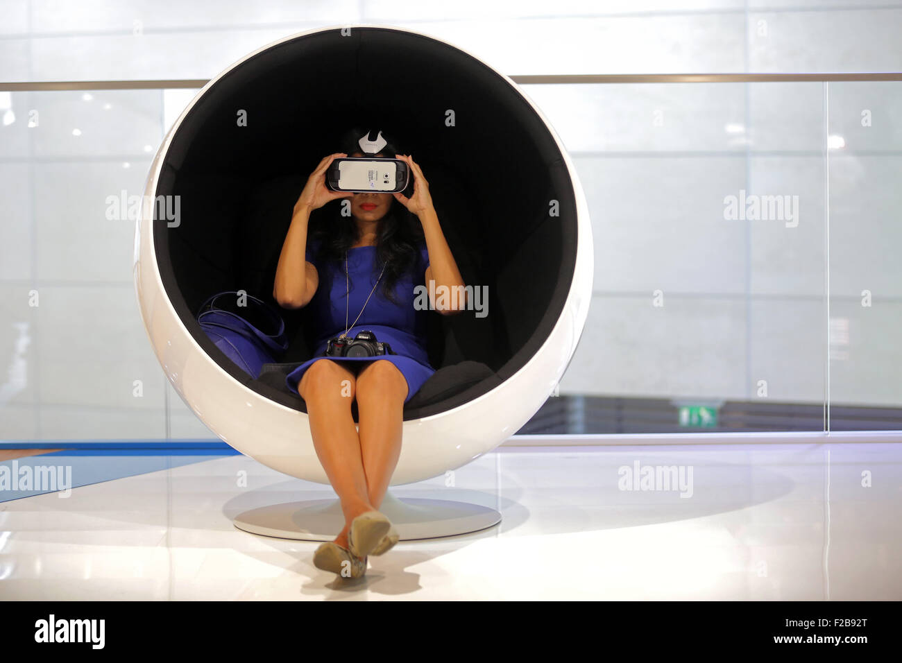 Frankfurt/M, 15.09.2015 - Besucher mit einer virtual-Reality-Maske auf dem BMW-Stand auf der 66. internationalen Motor Show IAA 2015 (Internationale Automobil Ausstellung, IAA) in Frankfurt/Main, Deutschland Stockfoto