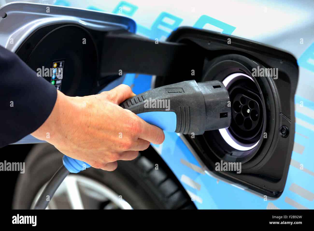 Stromkabel an das Elektroauto BMW 225xe auf der 66. internationalen Motor Show 2015, Frankfurt/Main, Deutschland Stockfoto