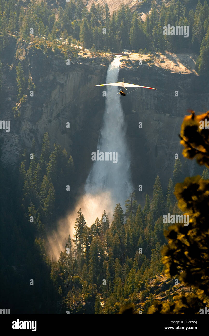 Drachenfliegen über Tal, Nevada Fall, Glacier Point, Yosemite Tal, Yosemite-Nationalpark, Kalifornien, USA Stockfoto