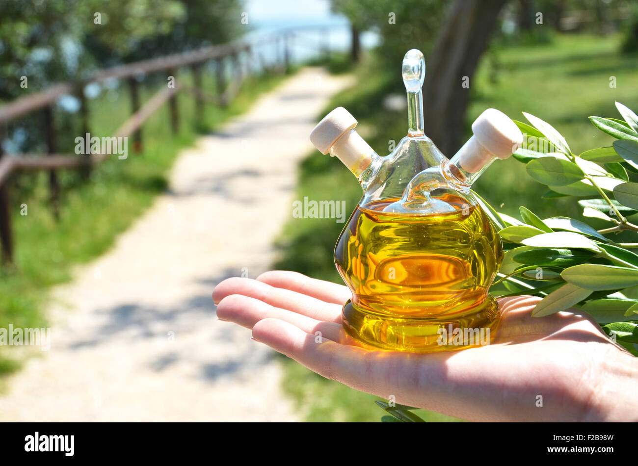 Eine Flasche Olivenöl. Sirmione, Italien Stockfoto