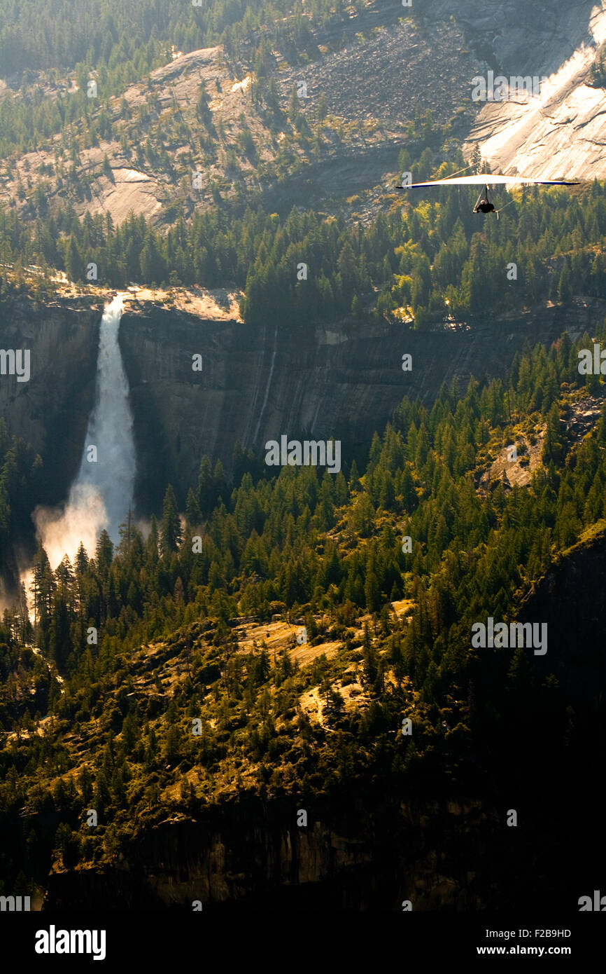 Wasserfall in einem Wald, Nevada Fall, Glacier Point, Yosemite Tal, Yosemite-Nationalpark, Kalifornien, USA Stockfoto