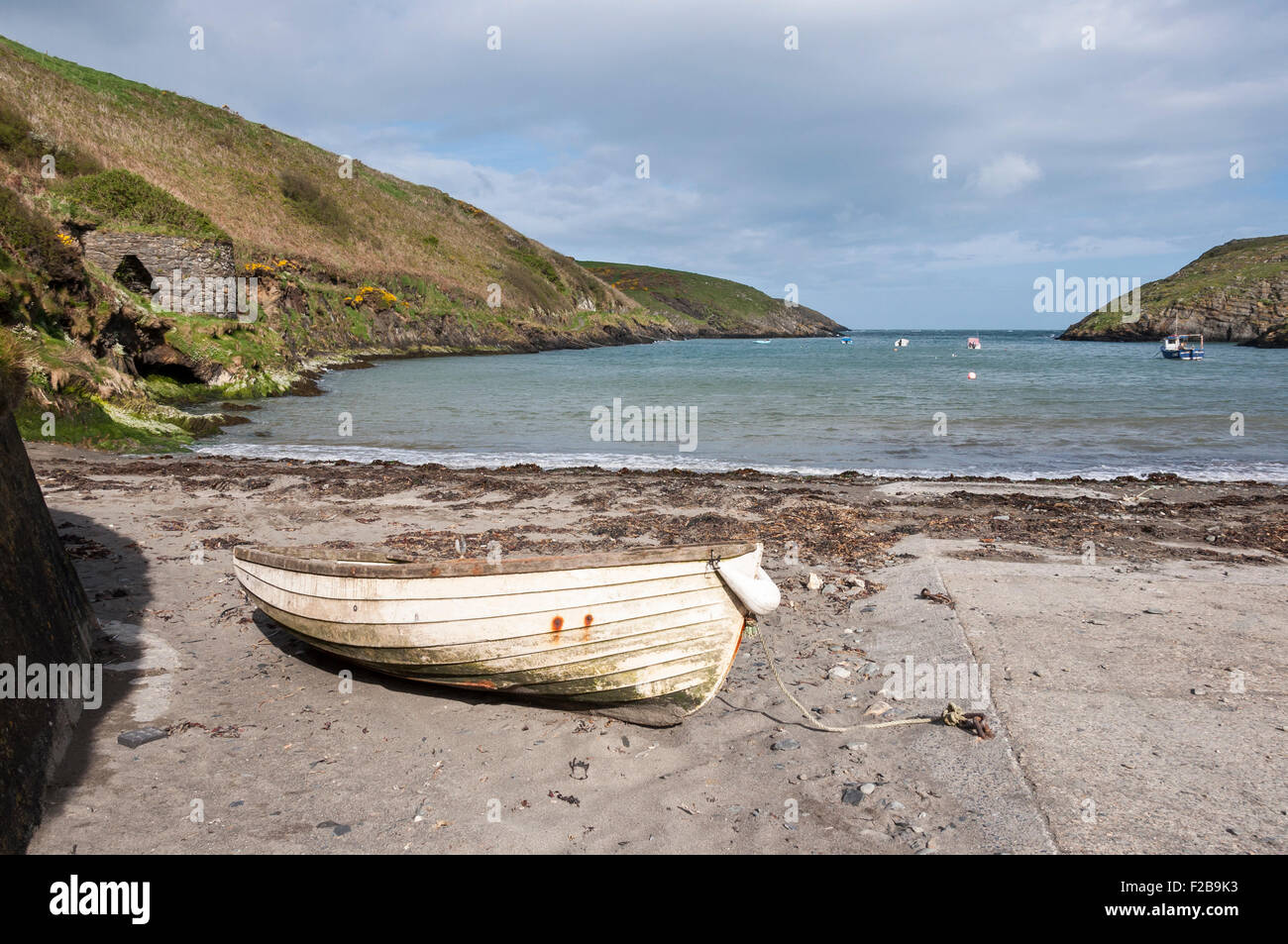 Kleines Boot an den Strand zu Abercastle auf der Küste von Pembrokeshire, Westwales. Stockfoto