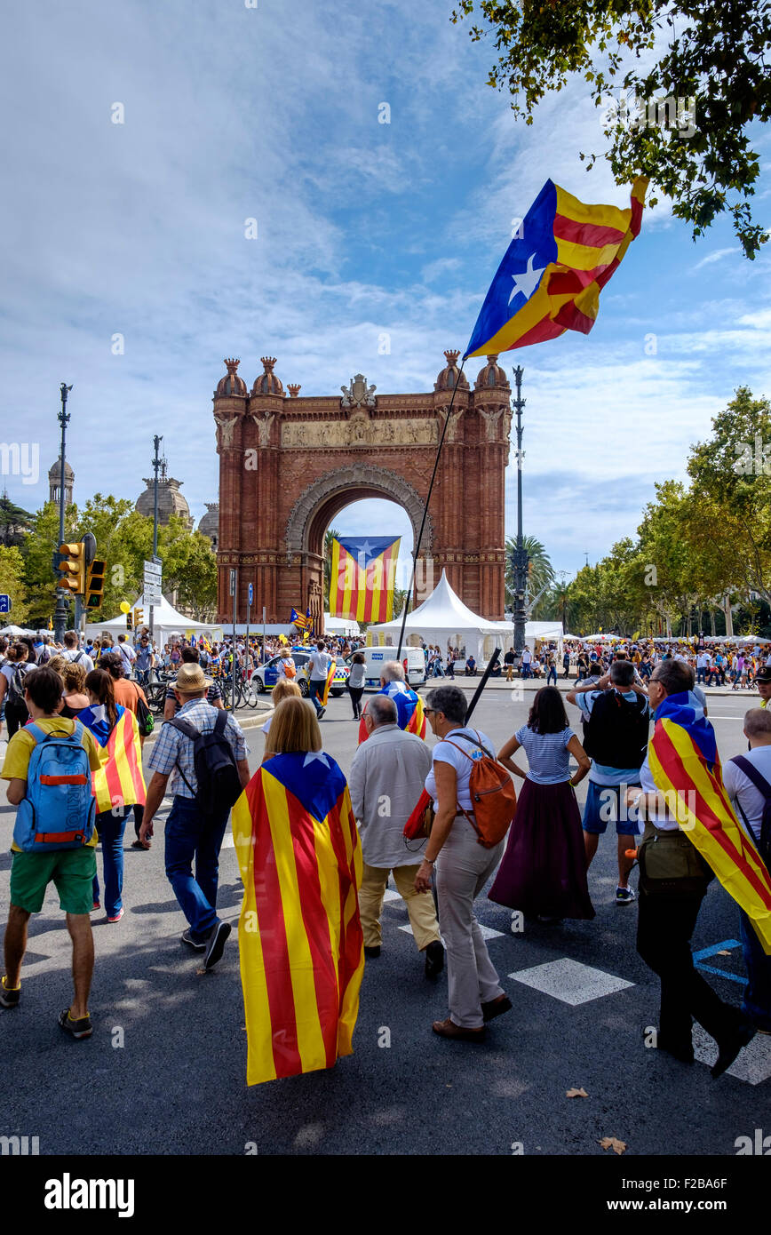 Menschen auf ihrem Weg in die Unabhängigkeit-Demonstration in Barcelona am 11. September 2015 Stockfoto