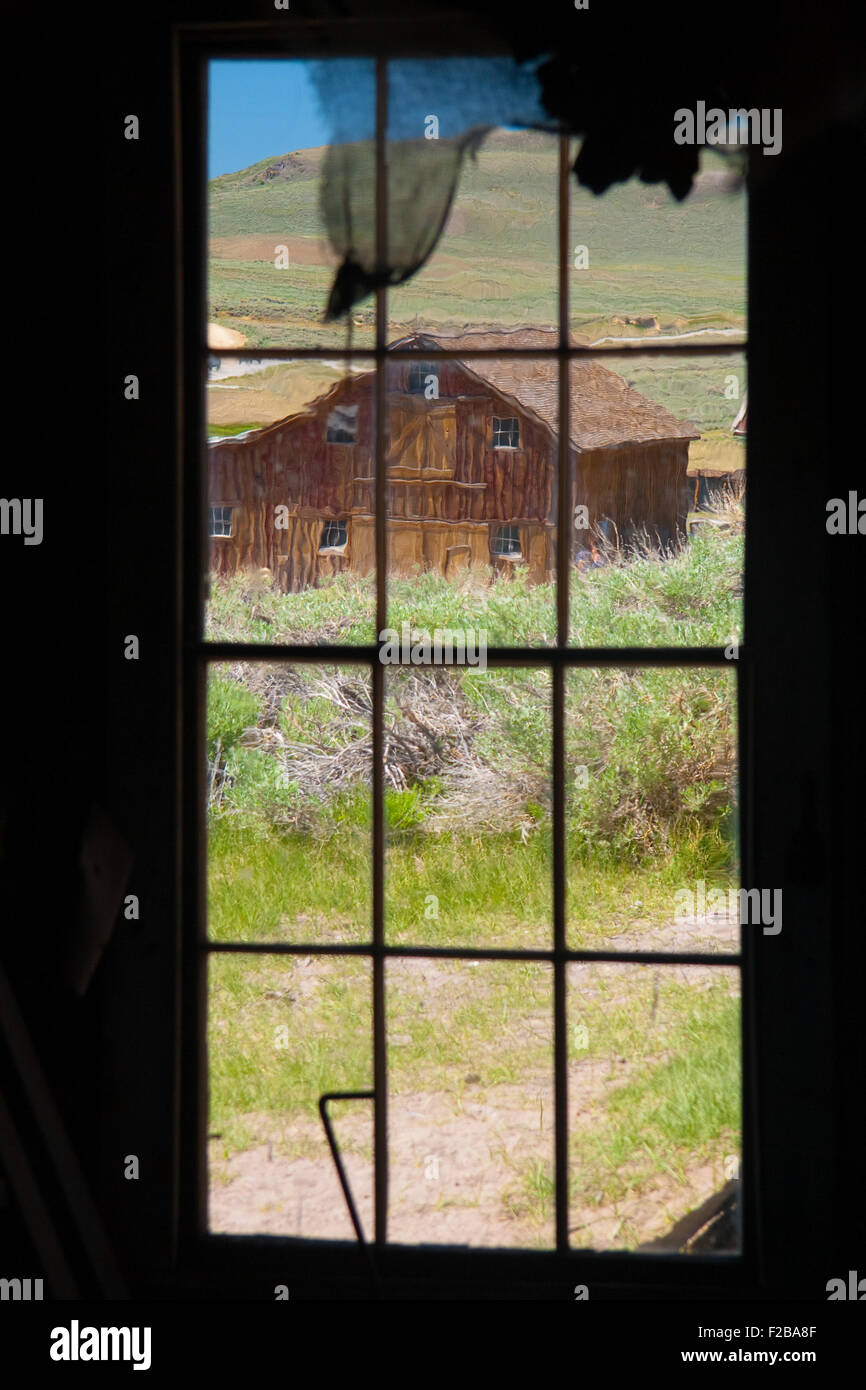 Ein Blick durch das Fenster eines verlassenen Hauses in Bodie State Historic Park, eine echte Geisterstadt California Gold-Bergbau. Stockfoto