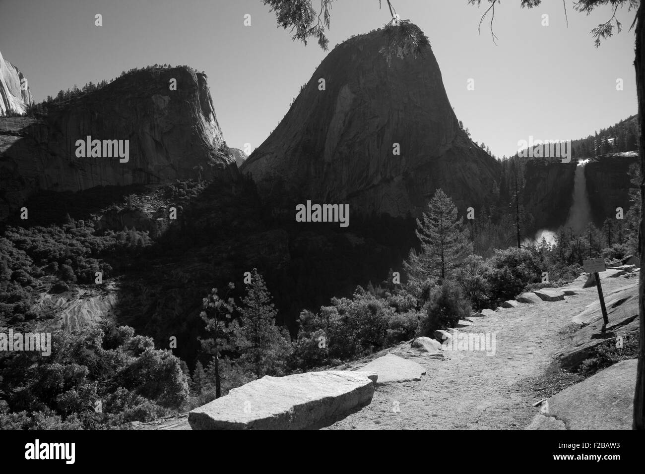 Felsformationen in ein Tal, Half Dome, Yosemite Tal, Yosemite-Nationalpark, Kalifornien, USA Stockfoto