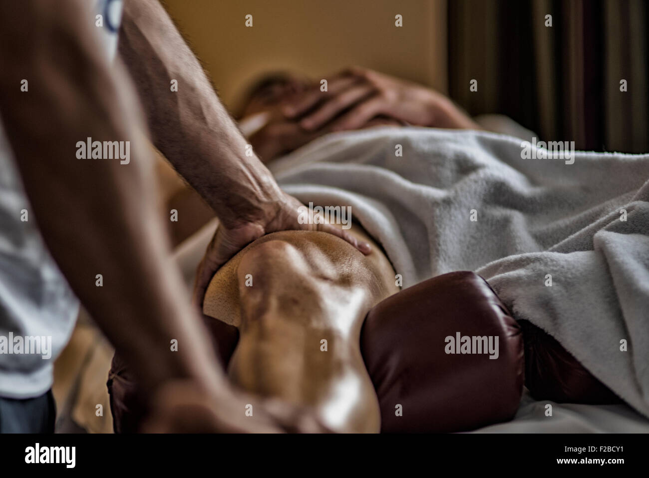 Kevin De Mesmaeker von Team Novo Nordisk erhält Massage nach 4 Etappe der Tour of Britain Aviva am 9. September 2015 Stockfoto