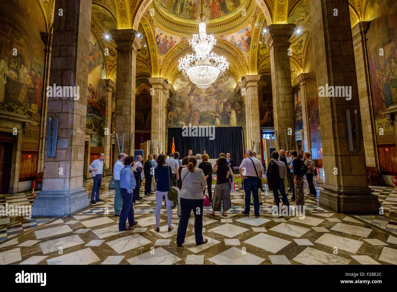 Besucher bei einer Führung der Palau De La Generalitat in Barcelona Stockfoto