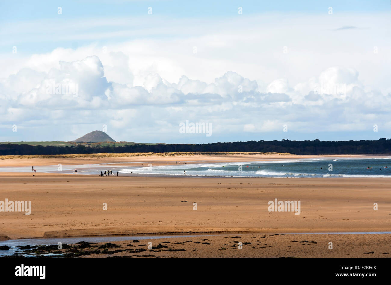 Ebbe am Belhaven Beach, West Barns, auf dem John Muir Way, nahe Dunbar, East Lothian, Schottland. North Berwick Law ist in der Ferne. Stockfoto