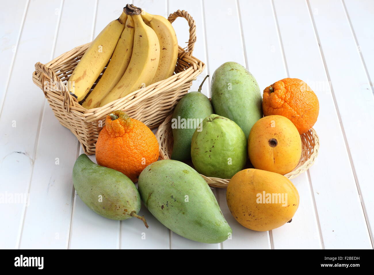 Tropische Früchte Auswahl auf weißen Holzbrett Stockfoto