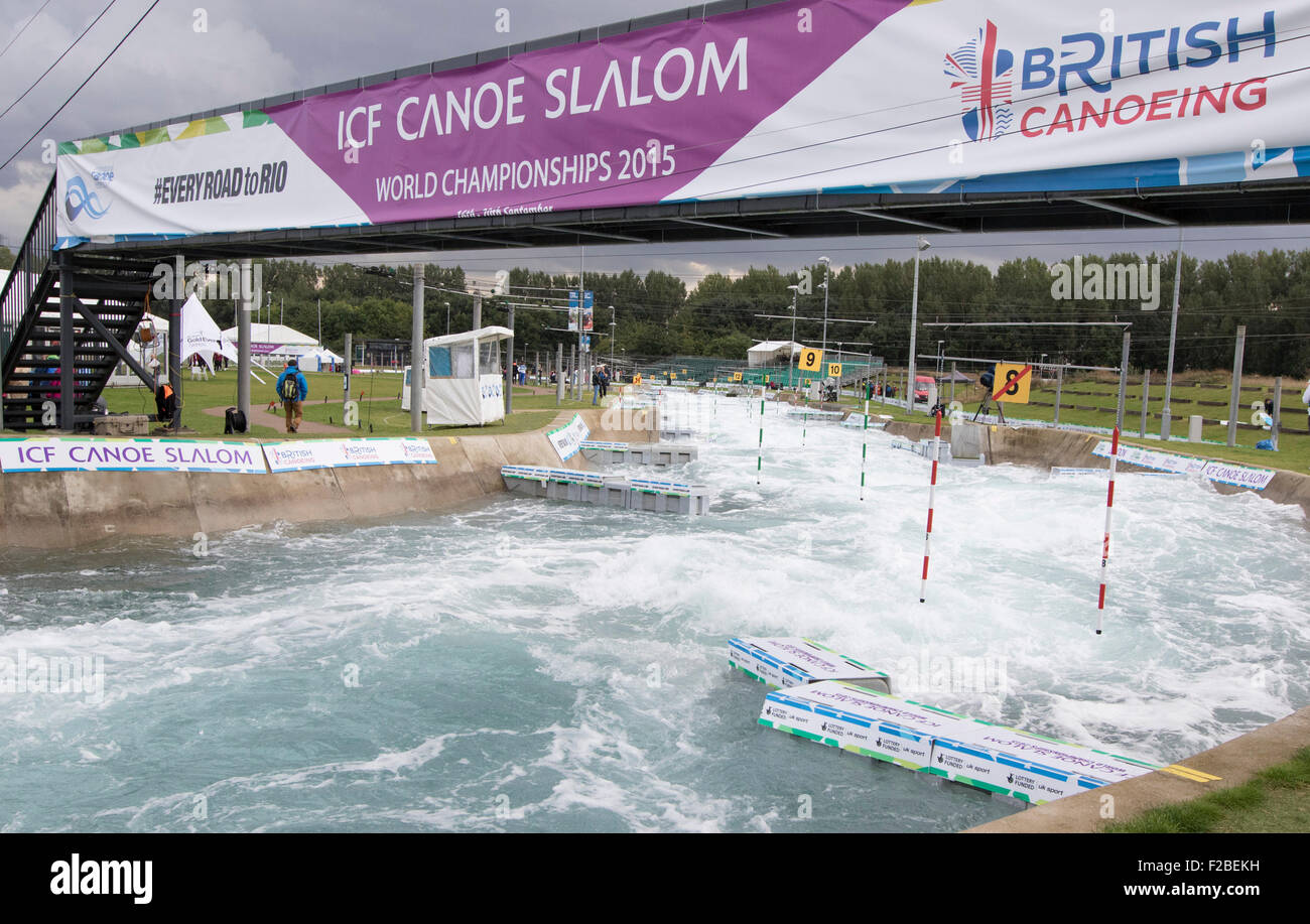 Lea Valley, London, UK. 15. Sep, 2015. ICF Canoe Slalom World Championship. Eröffnungsfeier. Gesamtansicht der Kanu-Slalom-Parcours. Bildnachweis: Aktion Plus Sport/Alamy Live-Nachrichten Stockfoto