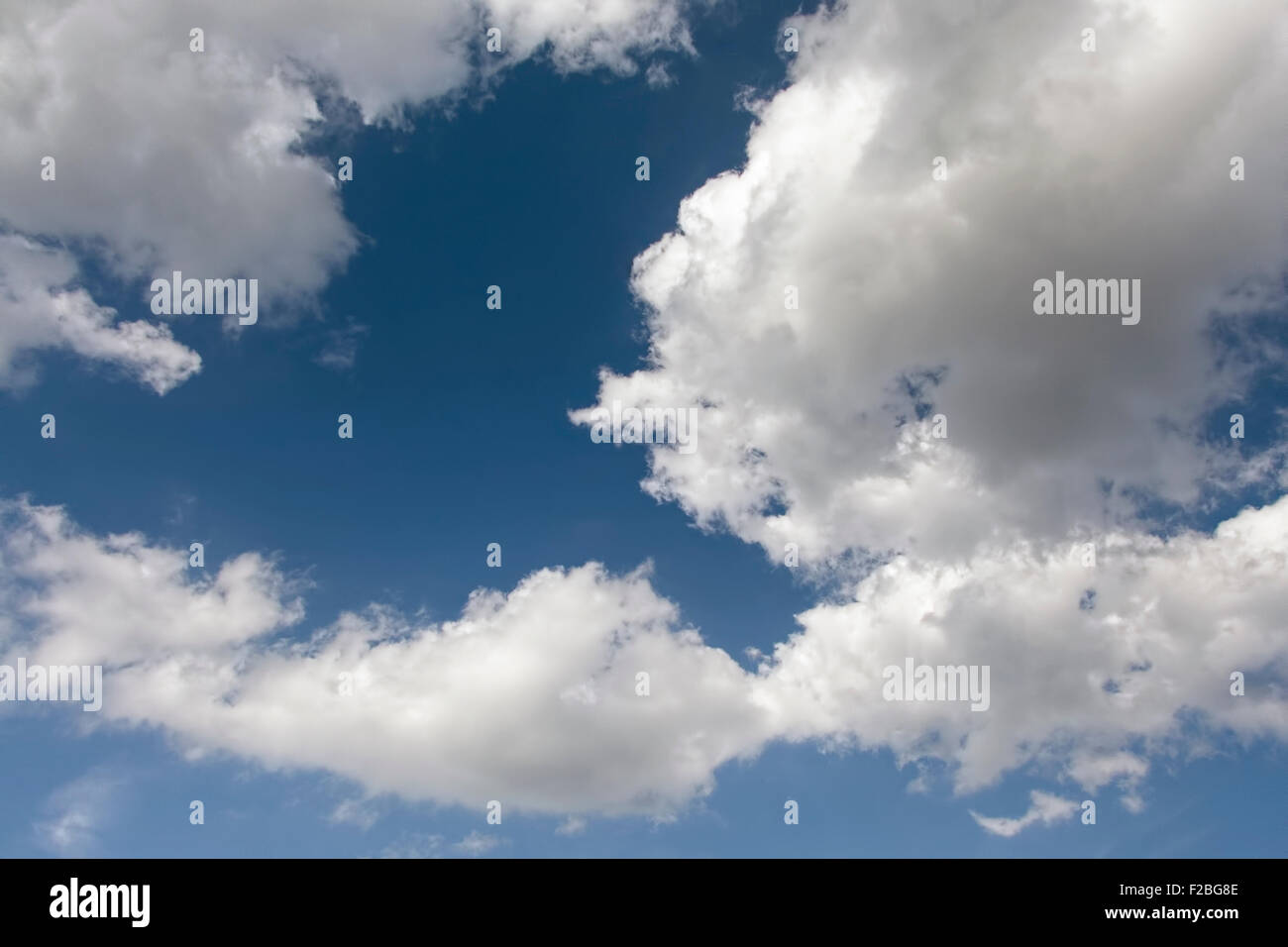 Schönen blauen Himmel mit schön geformten Wolken Stockfoto