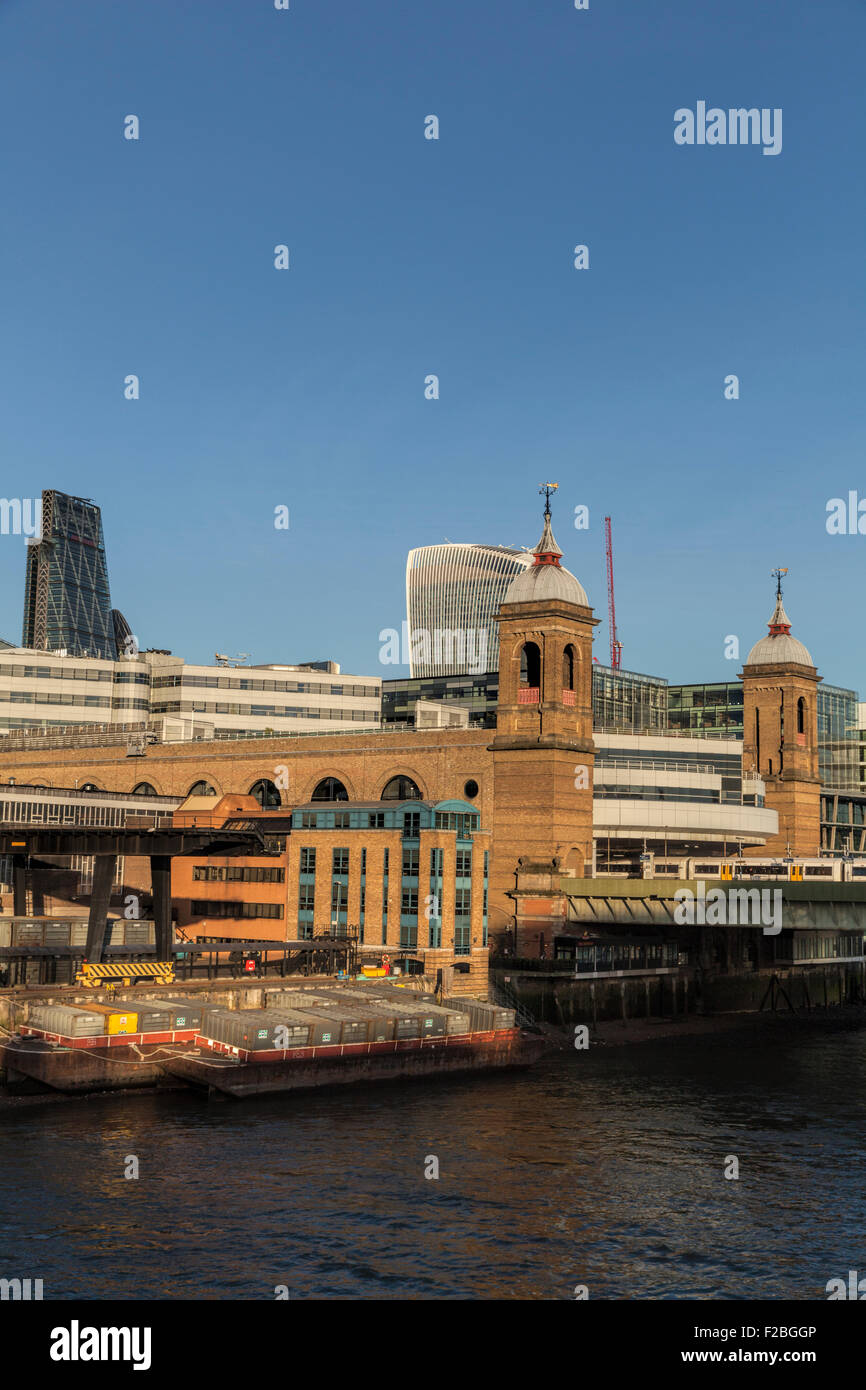 Blackfriars Bridge und einen Zug in Richtung drüber in Blackfriars Railway Station in London Stockfoto