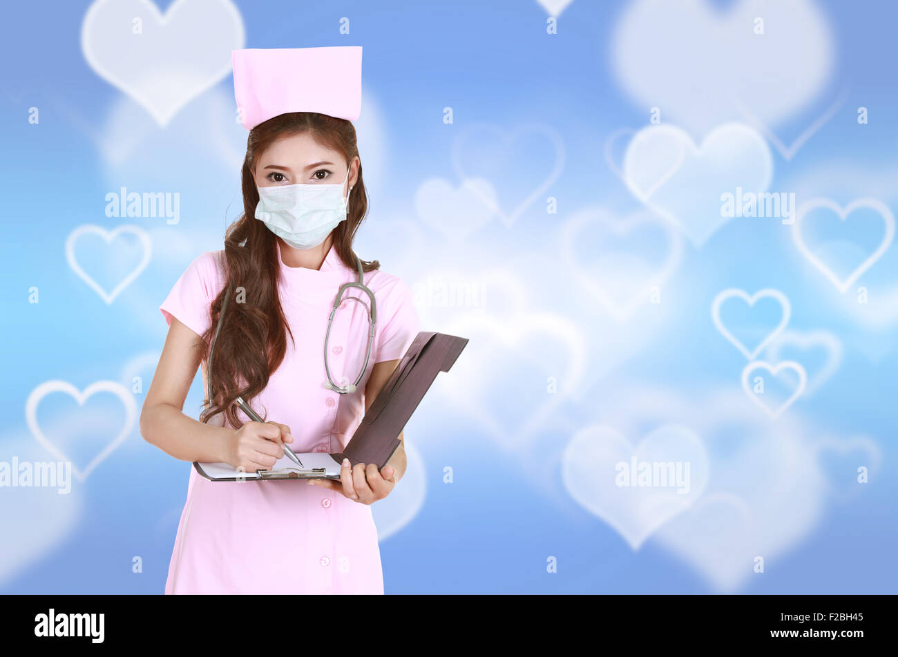 Krankenschwester schreiben Zwischenablage mit Herz Hintergrund Stockfoto
