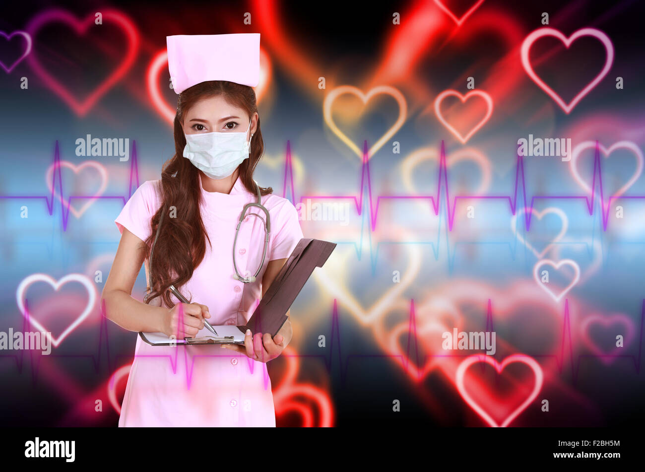 Krankenschwester schreiben Zwischenablage mit abstrakten Puls und Herz Hintergrund Stockfoto