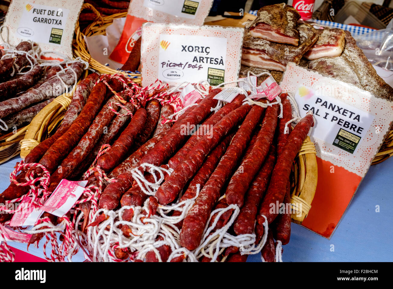Würstchen für den Verkauf auf einem Marktstand in der Rambla del Poblenou, Barcelona, Katalonien, Spanien Stockfoto