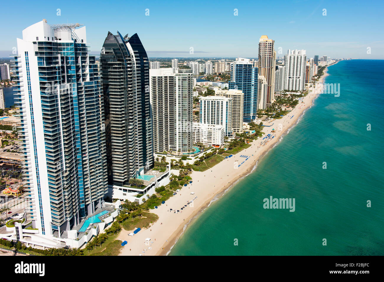 Stadt von Sunny Isles Beach und Apartment-Hochhäuser. Stockfoto