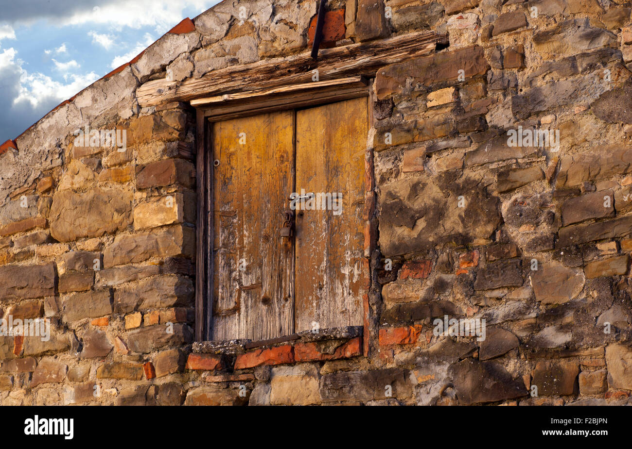 Abgenutzte Fenster in ein Haus aus Stein Stockfoto