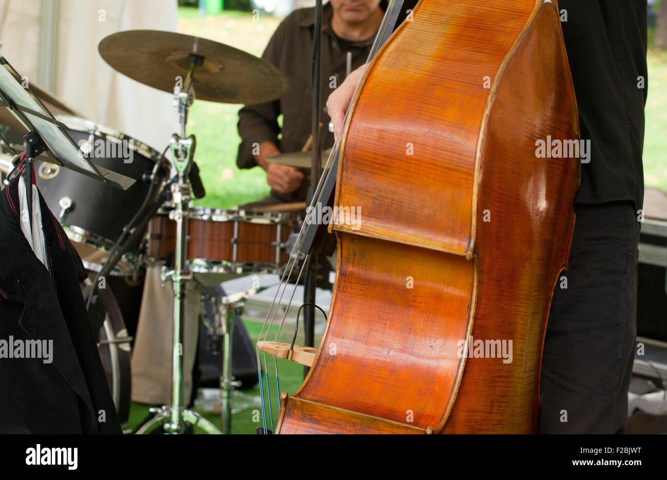 Blick auf einen akustischen Kontrabass-Spieler Stockfoto