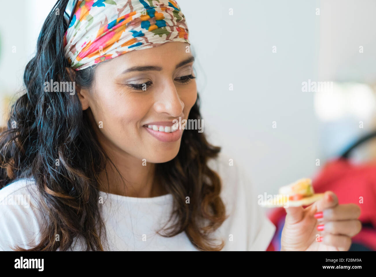 Frau mit Hors d ' oeuvres snack Stockfoto