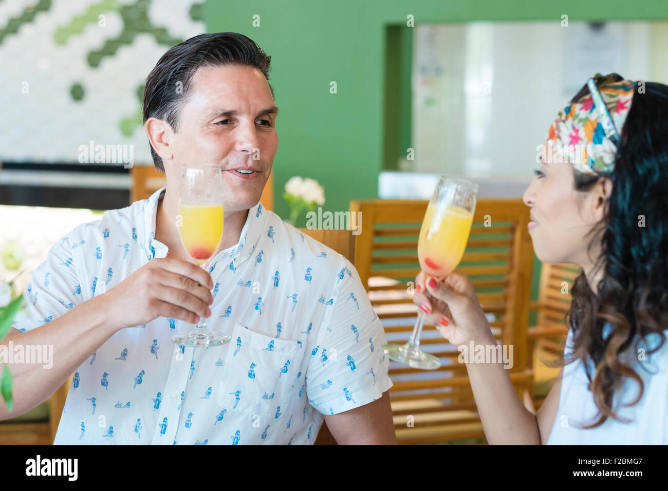 Mann und Frau trinkt Orangensaft basierte cocktails Stockfoto
