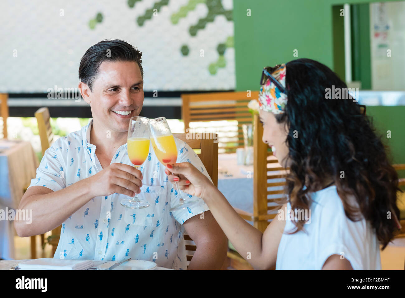 Mann und Frau Mimosa Cocktails trinken Stockfoto