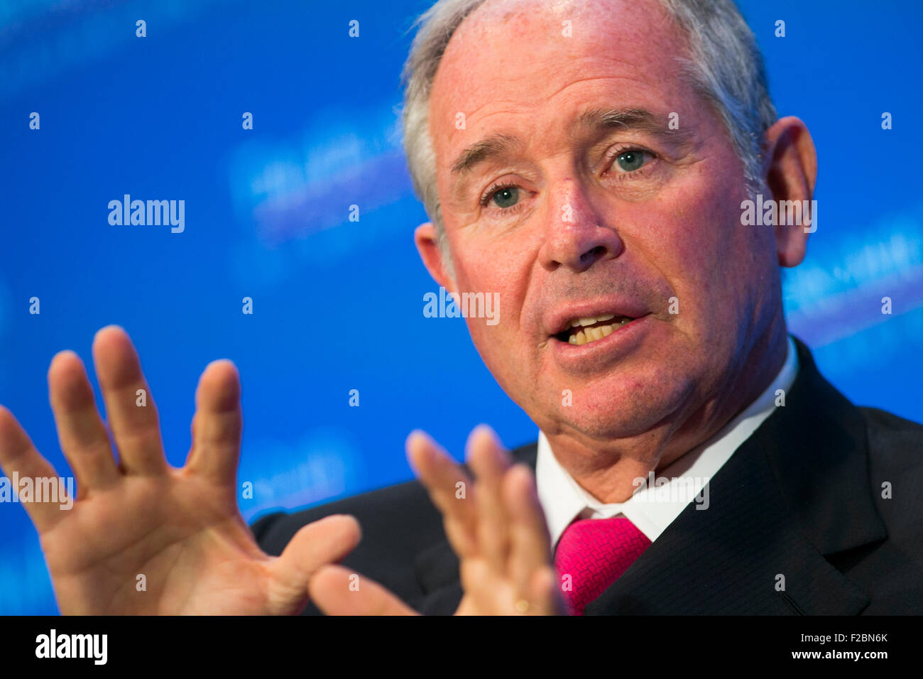 Washington DC, USA. 15. Sep, 2015. Stephen Schwarzman, Chairman und CEO von private Equity Firma The Blackstone Group, spricht während einer wirtschaftlichen Club of Washington-Veranstaltung in der Innenstadt von Washington, D.C., am 15. September 2015. Bildnachweis: Kristoffer Tripplaar/Alamy Live-Nachrichten Stockfoto