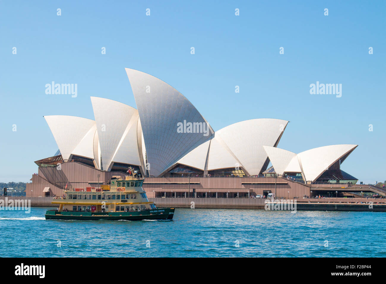 Sydney-Fähre geht vor der Oper von Sydney an einem sonnigen Frühlingstag, Australien Stockfoto