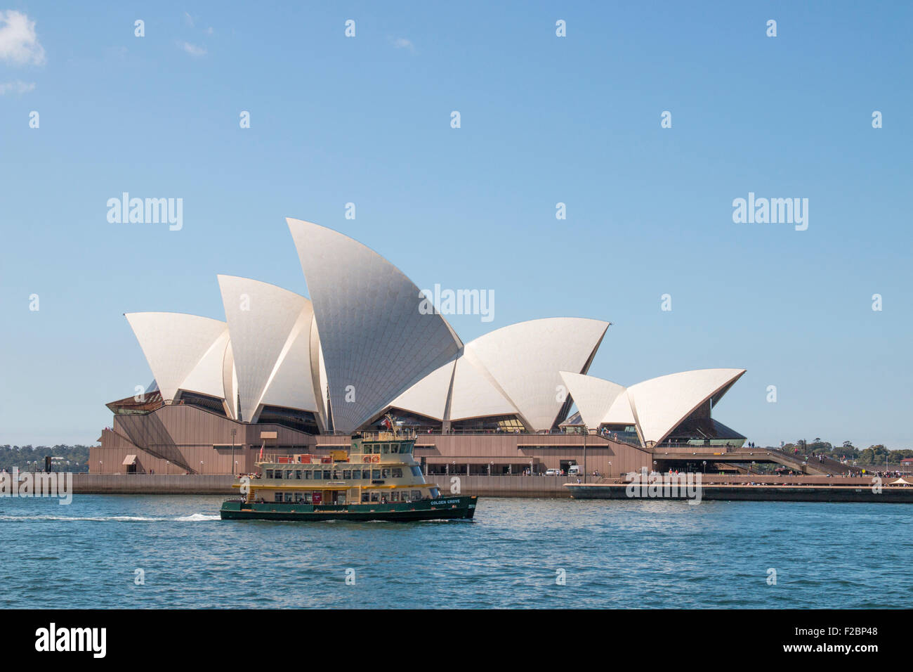 Sydney-Fähre geht vor Opernhaus von Sydney, Australien Stockfoto