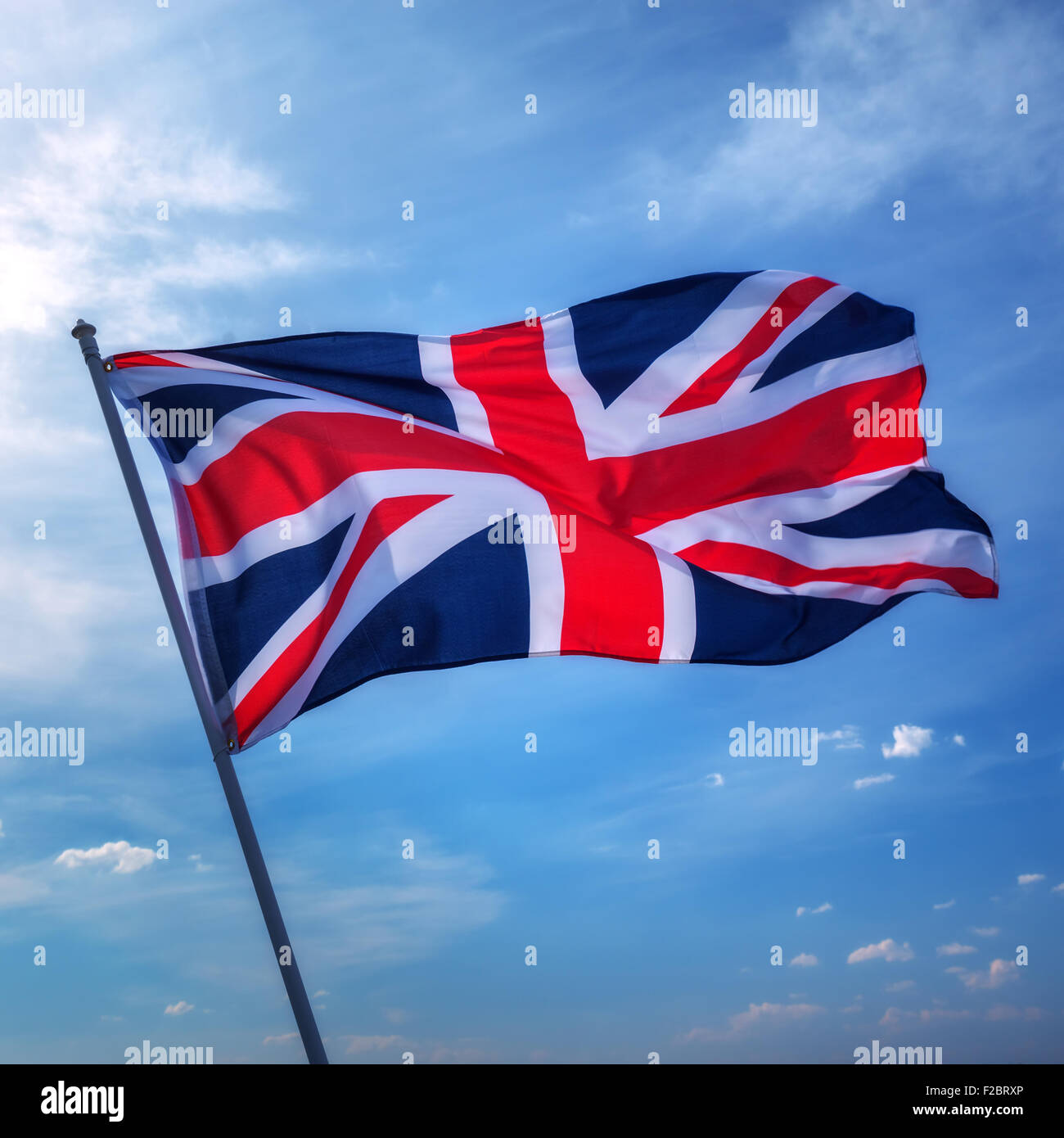 britische Flagge am Himmelshintergrund Stockfoto