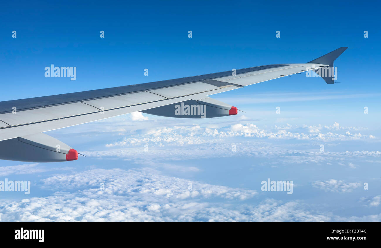 Flügel des Flugzeugs am blauen Himmel, Reisen Konzept Hintergrund. Stockfoto