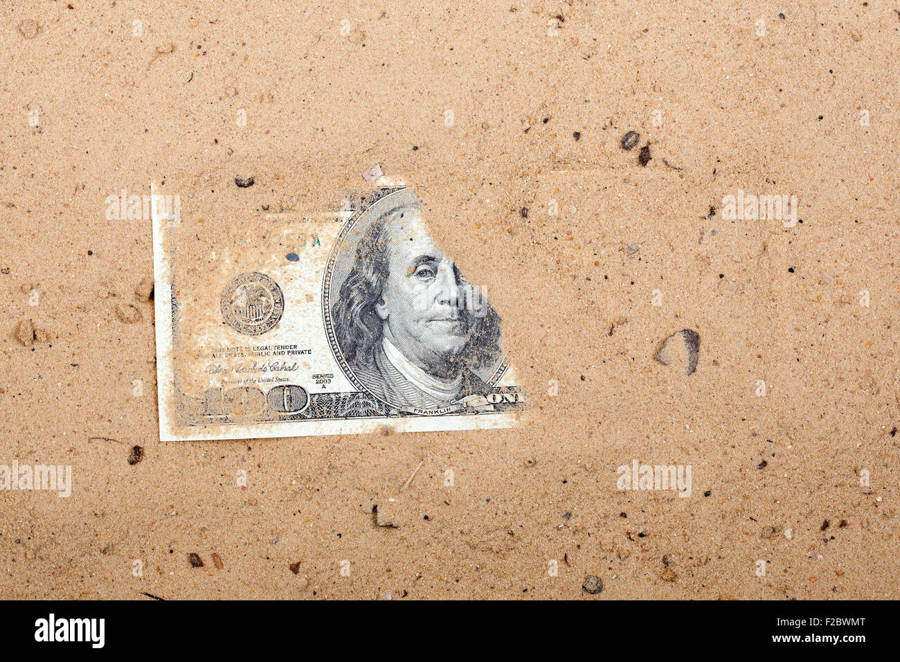 Dollar in den sand Stockfoto