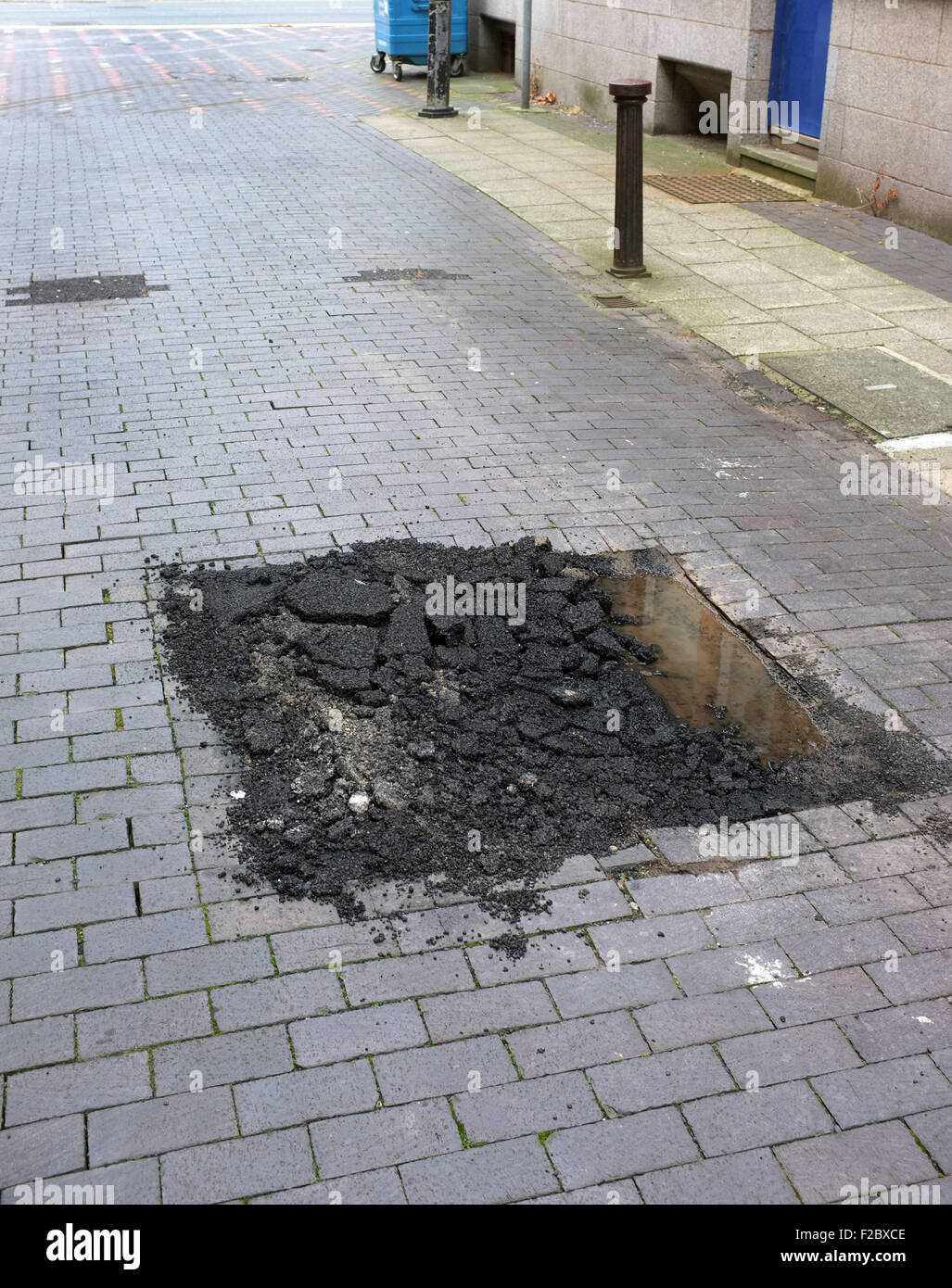 Schlechte Pflaster & Straße Reparaturen Probleme für Fußgänger in der England UK Foto Don Tonge Stockfoto