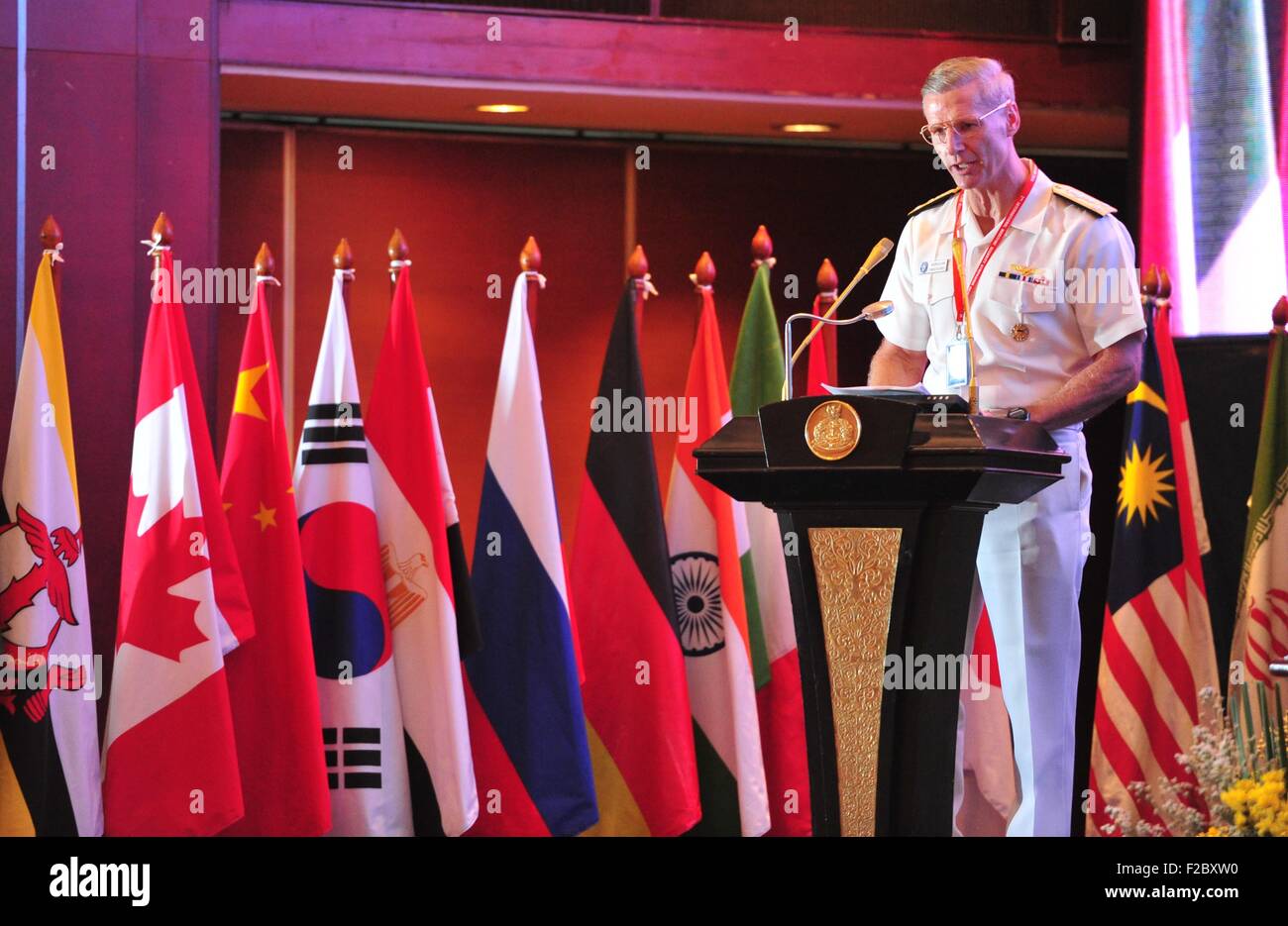 Jakarta, Indonesien. 16. Sep, 2015. Kommandeur des US 7. Flotte Joseph P. Aucoin hält eine Rede während der 2. International Maritime Security Symposium in Jakarta, Indonesien, 16. September 2015. Marine Beamten aus 42 Ländern und Regionen besuchte das Symposium mit dem Thema "Maritime Vertrauensbildung und gegenseitige Zusammenarbeit für Frieden und Wohlstand" von Sept. 16 bis 17. Bildnachweis: Zulkarnain/Xinhua/Alamy Live-Nachrichten Stockfoto