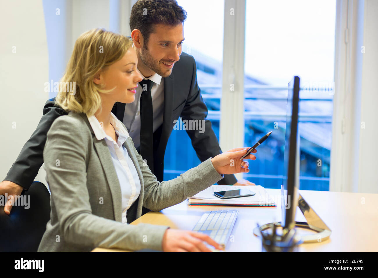 Austausch von Kollegen diskutieren Projekt im Büro Stockfoto