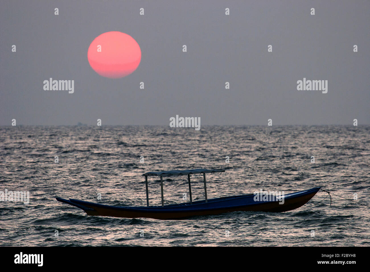 Sonnenuntergang über dem Meer, kleine Angelboot/Fischerboot, Ngapali Beach, Thandwe, Rakhine State in Myanmar Stockfoto