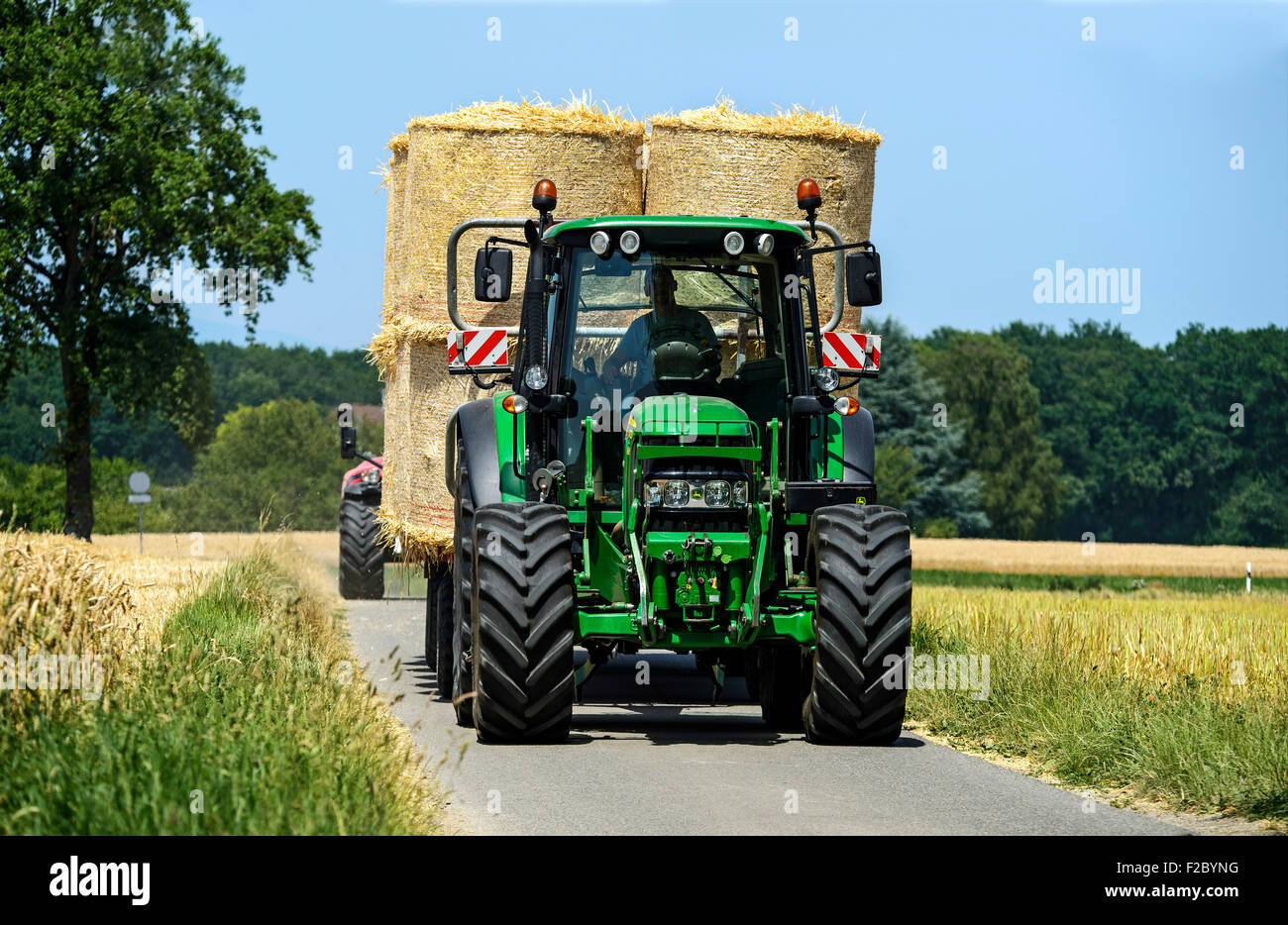 Traktor Transport von Rundballen aus Stroh, Kanton Genf, Schweiz Stockfoto