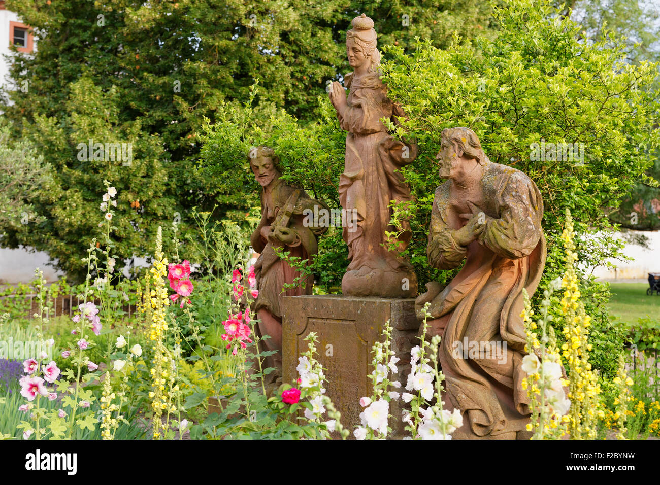 Marienstatue in der Engelsgärtchen Garten, ehemalige Benediktiner-Abtei Seligenstadt, Hessen, Deutschland Stockfoto