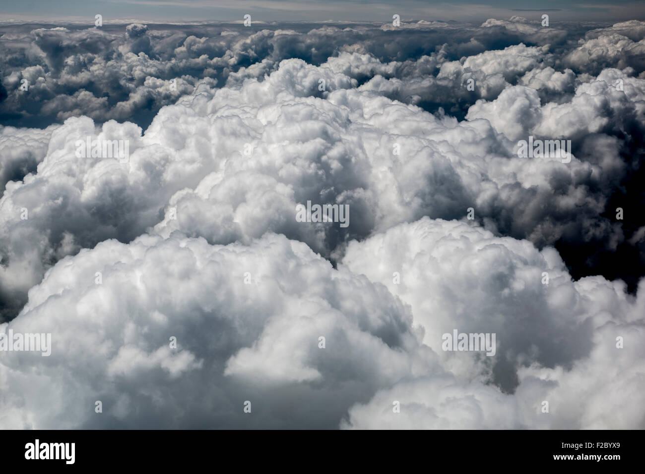 Große flauschige Cumulus-Wolken über den Wolken, Bewölkung, Deutschland Stockfoto